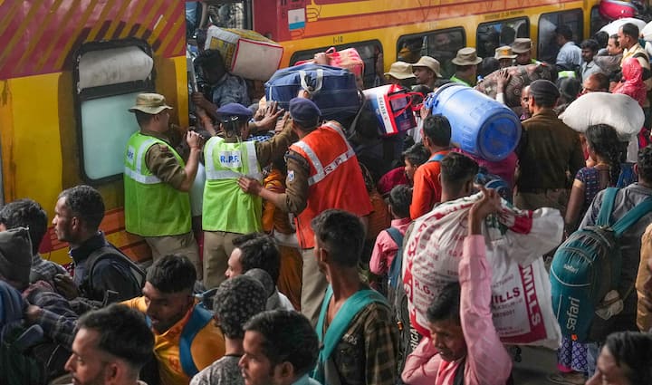 पिछले दिनों होली पर कई ऐसे मामले सामने आए थे, जिसमें लोगों को जिस कोच में जगह दिखी वो वहां घुस गए. इसकी तस्वीरें खूब वायरल भी हुईं.
