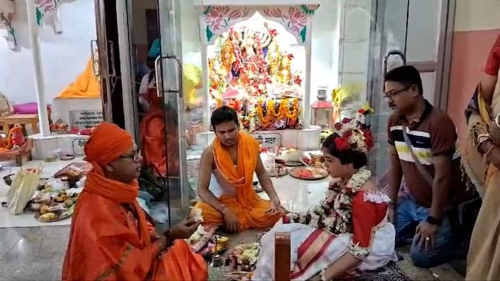 এই অষ্টমী তিথিতে অনেক জায়গায় দেবী পূজিতা মা-অন্নপূর্ণা রূপেও। এদিন বাঁকুড়ায় মোহনানন্দ আশ্রমে মহা ধূমধাম করে বাসন্তী পুজো হয় । 