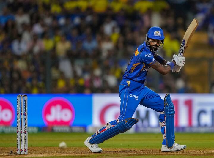 গুজরাত টাইটান্স ছেড়ে যখন তিনি মুম্বই ইন্ডিয়ান্সে যোগ দিলেন, আর রোহিত শর্মাকে সরিয়ে তাংকে মুম্বই ইন্ডিয়ান্সের অধিনায়ক করা হল, তখন থেকে বিতর্কে দগ্ধ হচ্ছেন হার্দিক পাণ্ড্য।