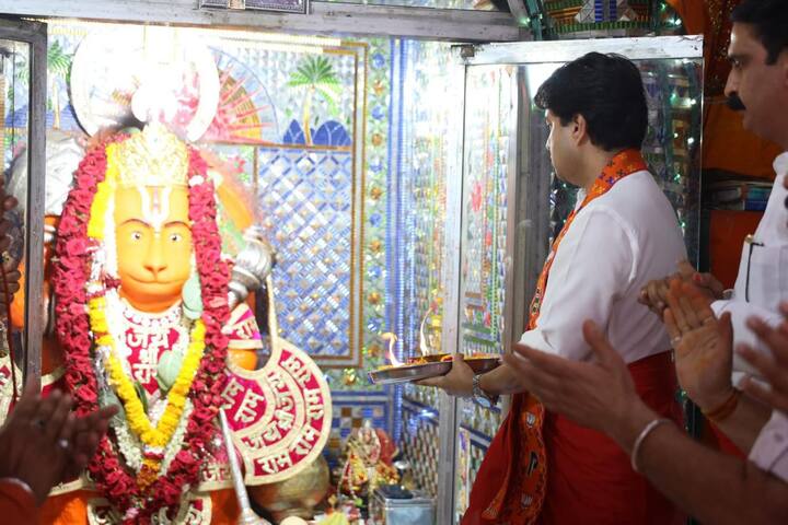 गुना से बीजेपी प्रत्याशी और केंद्रीय मंत्री ज्योतिरादित्य सिंधिया ने अपने नामांकन से पहले प्रसिद्ध टेकरी सरकार मंदिर में भगवान हनुमान का आशीर्वाद लिया.