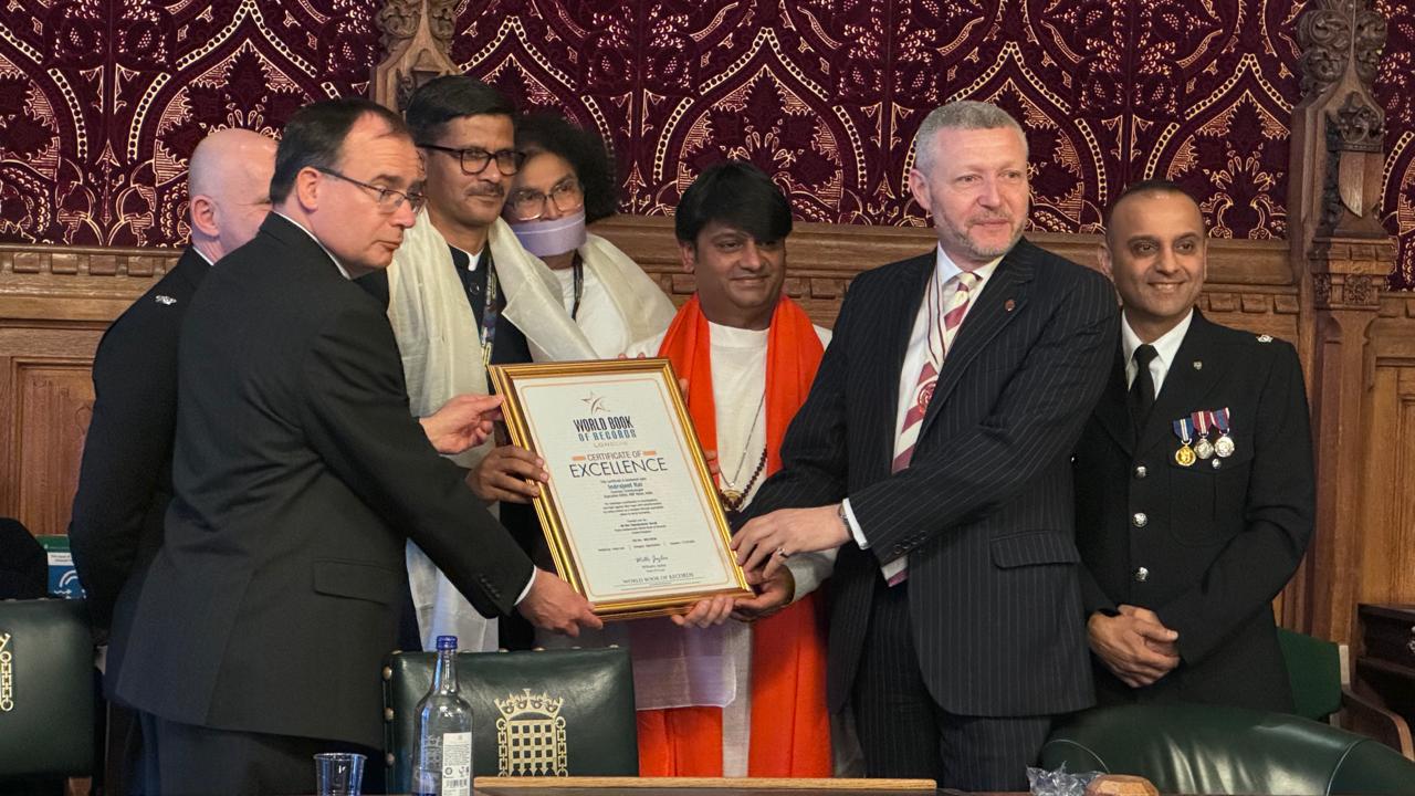 World Book Record Award: भारतीय पत्रकार इंद्रजीत राय को मिला वर्ल्ड बुक ऑफ रिकॉर्ड का अवॉर्ड