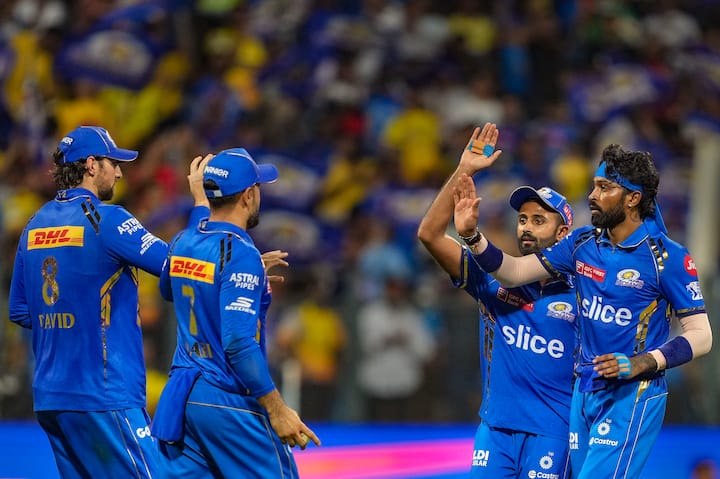 আইপিএলে ভাল জায়গায় নেই মুম্বই ইন্ডিয়ান্স। ৬ ম্যাচের মধ্যে ৪টিতে হেরে গিয়েছে মুম্বই।