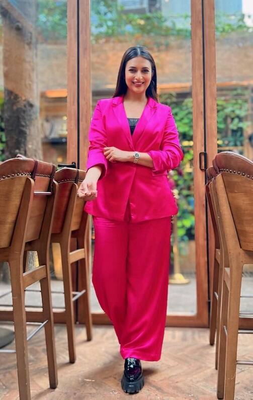 મરુન શાઇનિંગ નાઇટી ડ્રેસમાં દિવ્યાંકા ત્રિપાઠીનું હૉટ ફોટોશૂટ