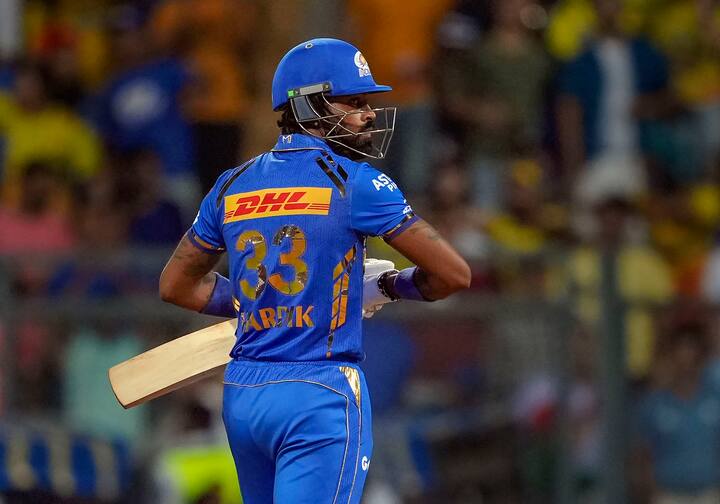 সেই মন্তব্য শুনে অনেকের মনে হয়েছে, ধোনির মতো কি তবে কেউ নেই তাঁর দলে? তিনি কি নিজের দলেই একা?