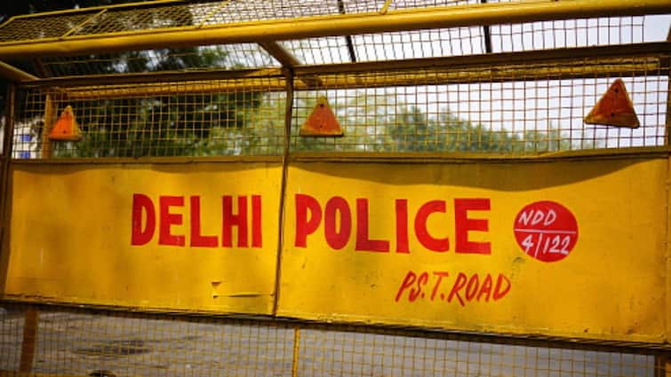 Delhi Crime News Man Shot Dead Delhi Cop Kills Himself Meet Nagar Flyover ASI Dinesh Sharma Delhi Murder & Suicide Case: Man Shoots Cop & Civilian In Nand Nagri, Then Kills Self
