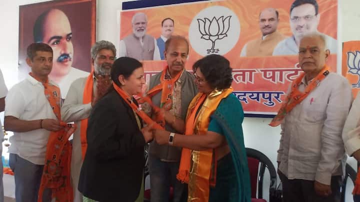 Udaipur Lok Sabaha Election 61 Congress leader join bjp Vijaya Rahatkar targeted Congress ann उदयपुर में कांग्रेस को झटका, 61 पदाधिकारी और कार्यकर्ता BJP में शामिल