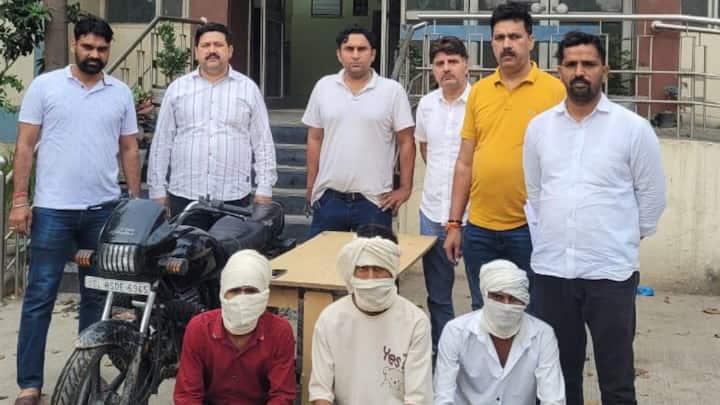 Delhi Police arrested Three snatchers  knives, mobile and stolen bike recovered ann Delhi Crime: दिल्ली में तीन शातिर झपटमार चढ़े पुलिस के हत्थे, चाकू, मोबाइल और चोरी की बाइक बरामद 