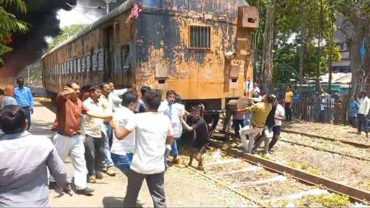 Sahibganj Fire in Railway Warehouse Smoke People Pushing RLY Coaches In Jharkhand ANN Jharkhand News: साहिबगंज में रेलवे गोदाम में लगी भीषण आग, रेल कोच को धक्का देते दिखे लोग