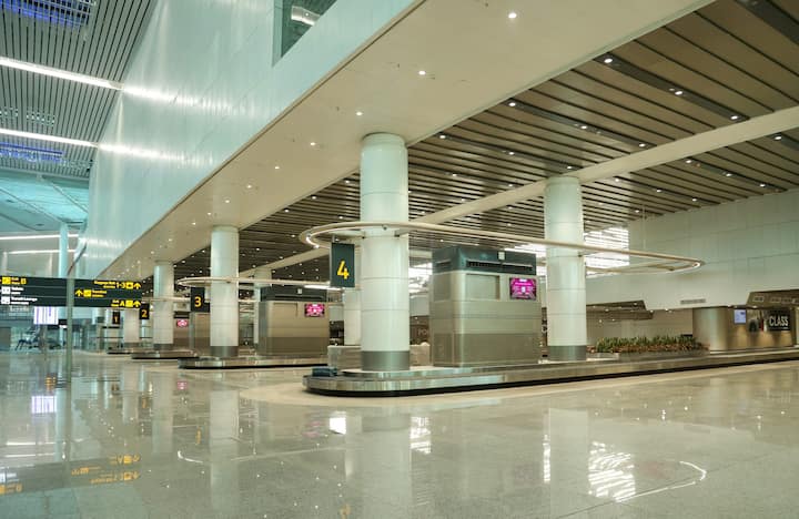 दुनिया के सबसे व्यस्त हवाई अड्डों की लिस्ट में भारत का नाम 10 वें स्थान पर है. इसमें दिल्ली के इंदिरा गांधी इंटरनेशनल एयरपोर्ट का नाम शामिल है.