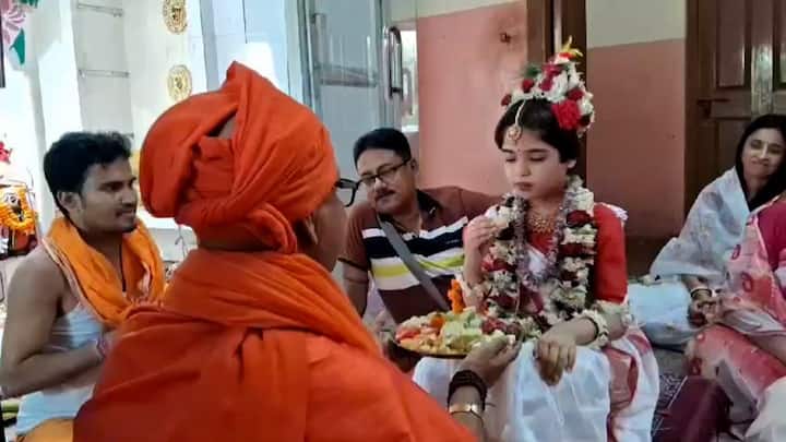 দীর্ঘ ধারাবাহিকতা মেনে শাস্ত্র মতে, বৈদিক মন্ত্রোচ্চারণের মধ্য দিয়ে বাঁকুড়া শহরের প্রতাপবাগানের শ্রী শ্রী মোহনানন্দ আশ্রমের বাসন্তী পূজায় মহাষ্টমীতে কুমারী পুজো অনুষ্ঠিত হল।