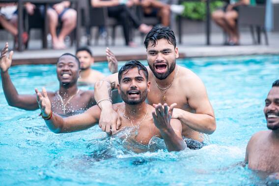 দাবদাহে স্যুইমিং পুলে ডুব রাসেল-নারাইনদের, চলল মজার খেলা