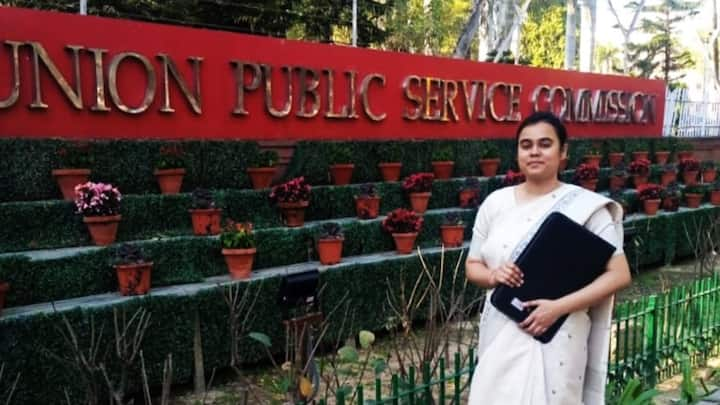 UPSC Results 2023: धार की माही शर्मा ने संघ लोक सेवा आयोग (UPSC) की परीक्षा में सफलता की इबारत लिखी है. किराना दुकानदार की बेटी ने यूपीएससी की सिविल सर्विस परीक्षा में 106वां रैंक हासिल किया है.