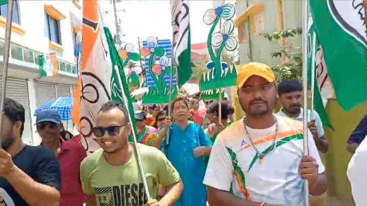 প্রচন্ড গরমে বিভিন্ন এলাকায় চলে তাঁর প্রচার। ১৯ নম্বর ওয়ার্ডের একটি হনুমান মন্দিরে পুজো দিয়ে রচনা বলেন,' সব মন্দিরে ঘুরে পুজো দিচ্ছি।'