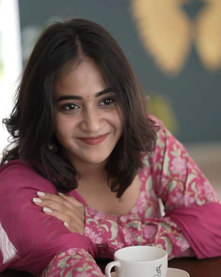 బిగ్​బాస్​లోకి కూడా ఇదే ఫేమ్​తో వెళ్లింది. బిగ్​బాస్​ నుంచి వచ్చిన తర్వాత ప్రైవేట్ వీడియో సాంగ్స్ చేస్తూ అలరిస్తుంది.  (Images Source : Instagram/deepthi_sunaina)