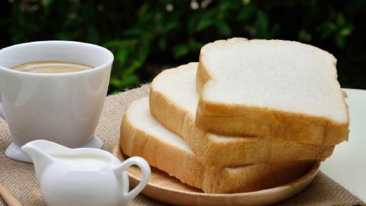 Bread in Breakfast : आजकाल नाश्त्यामध्ये ब्रेड सर्वात आवडता बनत आहे. शाळेत जाणे असो की ऑफिसला जाणे यावेळी  ब्रेड खाल्ले जात आहे .