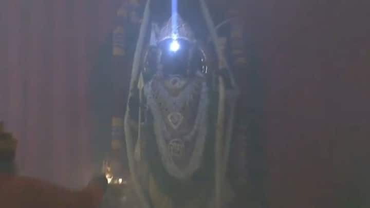 প্রথমবারের জন্য অযোধ্যার রাম মন্দিরে এবছর পালন করা হল রামনবমী। সেই উপলক্ষে গোটা মন্দির চত্বরও ফুল দিয়ে সাজানো হয়েছিল অপূর্ব সাজে। ((ছবি সৌজন্য- ডিডি ন্যাশনাল)