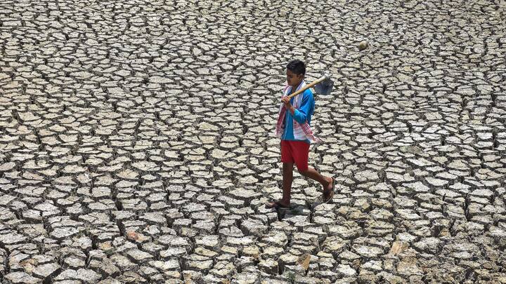 উত্তরবঙ্গের কোনও জেলাতেই এই তাপপ্রবাহ নিয়ে নতুন করে কোনও সতর্কতা নেই আবহাওয়া দফতরের তরফে।