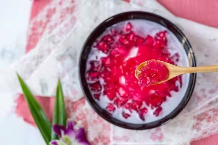 દાડમ સ્વાસ્થ્ય માટે ખૂબ જ ફાયદાકારક માનવામાં આવે છે. રોજ એક દાડમ ખાવાથી અનેક ફાયદા થાય છે. પરંતુ બહુ ઓછા લોકો જાણે છે કે, દાડમનો ઉપયોગ કરીને તમે તમારા ચહેરાને ગ્લોઇંગ પણ  બનાવી શકો છો.