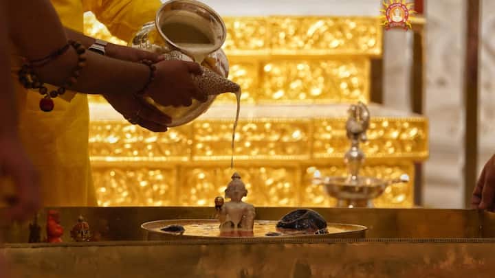 प्रभु राम के बेहद भव्य श्रृंगार किया गया है. रामलला के साथ पुरानी प्रतिमा का भी श्रंगार किया गया है. श्री राम नवमी पर प्रभु के दिव्य श्रृंगार की छटा अदभुत है.