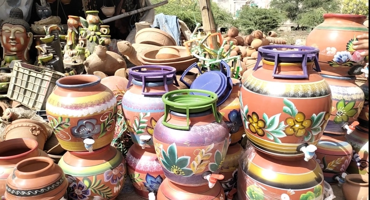 UP News: आगरा में चिलचिलाती धूप से लोग परेशान, ताजनगरी के बाजारों में बढ़ी मिट्टी से बने घड़े की डिमांड