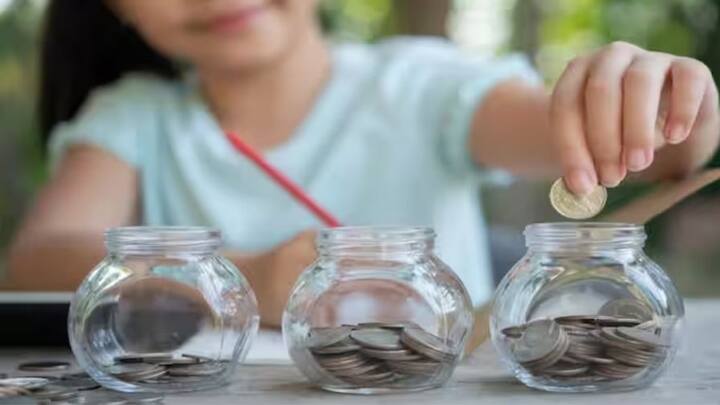 এই প্রকল্পে বিনিয়োগের জন্য নির্দিষ্ট কোনও বয়সসীমা নেই। যে কোনও বয়সের মেয়েরা এই প্রকল্পে টাকা জমাতে পারেন।   ছবি- গেটি