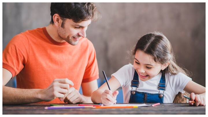 सही गलत की पहचान: छोटे बच्चे सही और गलत में फर्क नहीं समझते. अगर आप 'ना' कहेंगे, तो उन्हें सही गलत का पता चलेगा.