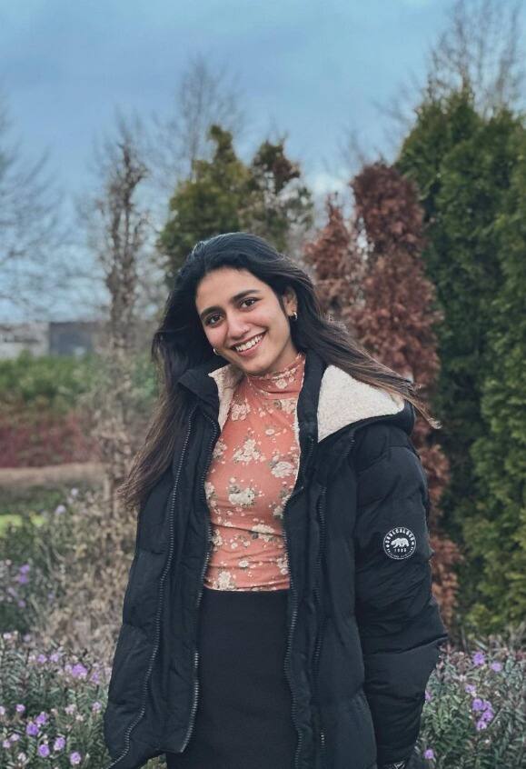 ये वीडियो उनकी मलयालम फिल्म 'ओरू अदार लव' के सॉन्ग 'मणिक्य मलराया पूर्वी' सॉन्ग का था. उन्होंने बस एक बार आंख क्या मारी, वह देशभर में सेंसेशन बनकर छा गईं.