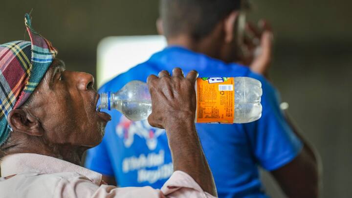গরমে নাজেহাল দক্ষিণবঙ্গ। শুক্রবার পর্যন্ত ১২ জেলায় তাপপ্রবাহের সতর্কতা। ১৯ এপ্রিল আলিপুরদুয়ার, কোচবিহার, কালিম্পংয়ে বৃষ্টি, ঝোড়ো হাওয়ার সতর্কতা।