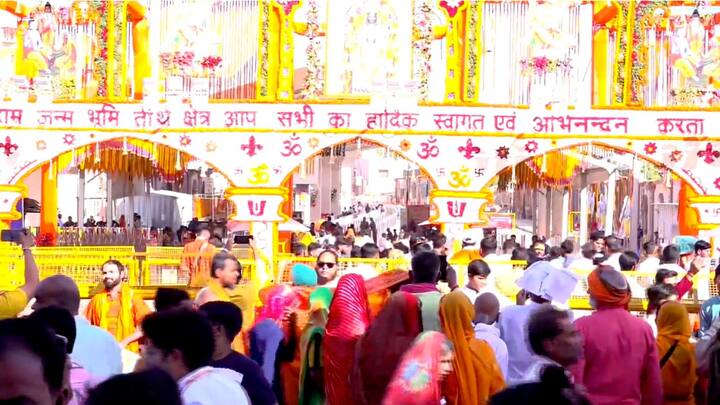 মন্দিরে উপস্থিত থাকা ভক্তদের পাশাপাশি সোশ্যাল মিডিয়ার সৌজন্যে রাম লালার দিব্য অভিষেক থেকে সূর্য তিলক পর্যন্ত অপূর্ব নানা অনুষ্ঠানের সাক্ষী থাকেন লক্ষ লক্ষ মানুষ। (ছবি সৌজন্য- পিটিআই)