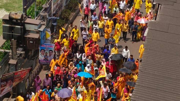 হাওড়ায় এদিন বিজেপি ও তৃণমূল উভয় দলের কর্মী সমর্থকরাই রামনবমীতে ব়্যালি বের করেন। গত বছরের স্মৃতি নিয়ে একটা চোরা-টেনশন ছিল ই। তবে হাওড়ায় এদিন দেখা গেল সম্প্রীতির ছবিই। ছবি - সায়নীর ফেসবুক প্রোফাইল