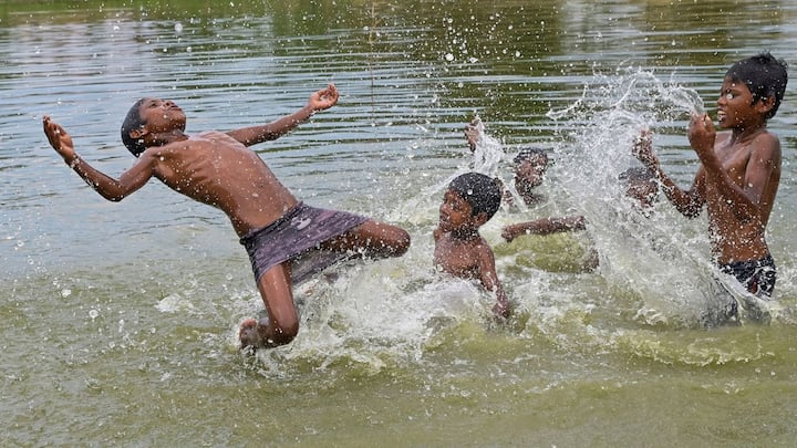 উত্তর পশ্চিমের শুষ্ক গরম হাওয়ায় রাজ্যে তাপপ্রবাহ। রাজ্যের আরও আটটা জেলায় তাপমাত্রা বাড়বে বলে পূর্বাভাসে জানিয়েছে আলিপুর আবহাওয়া দফতর। সঙ্গে বজায় থাকবে অস্বস্তি।