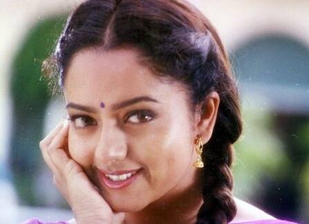90ஸ் காலகட்டத்தில் மிகவும் பிரபலமான நடிகையாக வலம் வந்தவர் நடிகை சௌந்தர்யா.