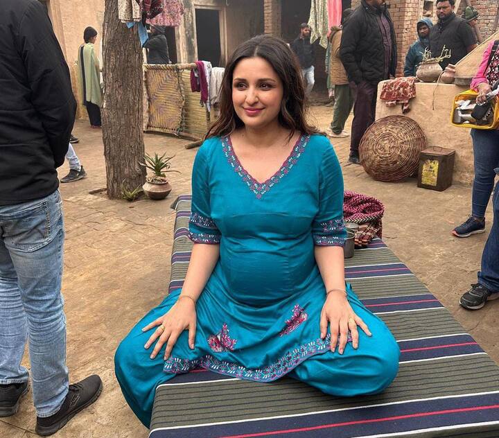 ਅਦਾਕਾਰਾ ਪਰਿਣੀਤੀ ਚੋਪੜਾ ਇਨ੍ਹੀਂ ਦਿਨੀਂ ਫਿਲਮ ਚਮਕੀਲਾ ਨੂੰ ਲੈ ਕੇ ਚਰਚਾ 'ਚ ਹੈ। ਇਸ ਫ਼ਿਲਮ ਵਿੱਚ ਉਸ ਨੇ ਗਾਇਕ ਅਮਰ ਸਿੰਘ ਚਮਕੀਲਾ ਦੀ ਪਤਨੀ ਅਮਰਜੋਤ ਕੌਰ ਦਾ ਕਿਰਦਾਰ ਨਿਭਾਇਆ ਹੈ। ਇਸ ਫਿਲਮ 'ਚ ਦਿਲਜੀਤ ਦੋਸਾਂਝ ਮੁੱਖ ਭੂਮਿਕਾ 'ਚ ਹਨ।