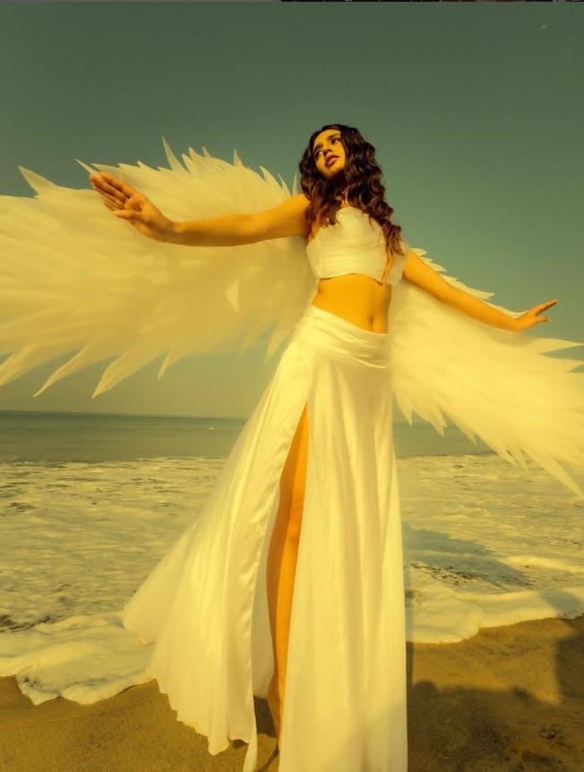 22 वर्षीय प्रिया का जन्म केरल के त्रिशूर में हुआ है. वह 2021 में दो तेलुगू फिल्मों में नजर आ चुकी हैं. उनकी साउथ फिल्‍म के एक सॉन्‍ग का छोटा सा वीडियो वायरल हो गया था, जिसके बाद उनका नाम विंक गर्ल पड़ गया.