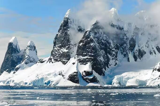 બીજી પોસ્ટ ઓફિસ 1990માં મૈત્રી સ્ટેશન પર ખોલવામાં આવી હતી. હવે સ્ટેશન પર ત્રીજી પોસ્ટ ઓફિસ ખોલવામાં આવી છે.