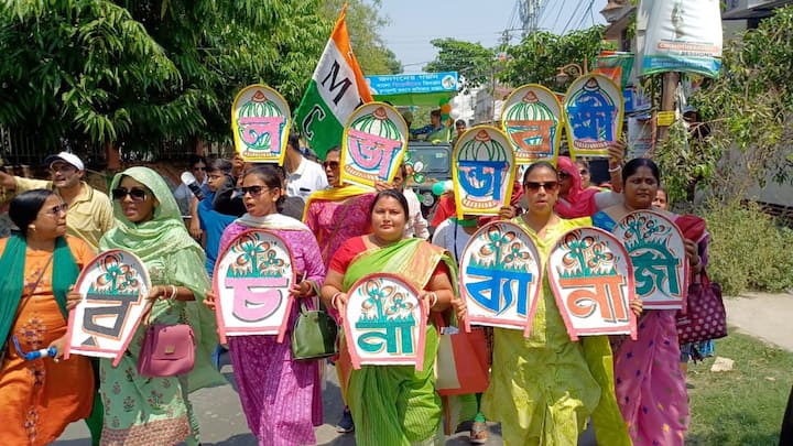 সেখান থেকে ১৯,২০, ২১ ও ২২ নম্বর ওয়ার্ডে পুজো  দেন ও জনসংযোগ করেন।