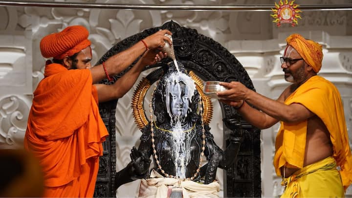 সমস্ত নিয়ম-নীতি মেনে অনুষ্ঠানটি সম্পন্ন করার পর অপূ্র্ব সাজে সজ্জিত করা হয়েছিল বালক রামকে। নির্বাচনী প্রচারের ব্যস্ততার মাঝেই দিব্য অভিষেক থেকে সূর্য তিলকের সাক্ষী থাকেন প্রধানমন্ত্রী নরেন্দ্র মোদিও। পরে সোশ্যাল মিডিয়াতে সেই ছবি পোস্ট করেন তিনি। দিব্য অভিষেকের পর দিব্য শৃঙ্গারও করা হয় রাম লালার। (ছবি সৌজন্য - এএনআই)