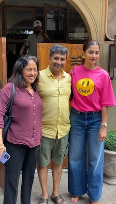 Pooja Hegde Photos: పూజా హెగ్డే ఫోటోలు... పండక్కి పేరెంట్స్‌తో రెస్టారెంట్‌కు వెళ్లిన బుట్టబొమ్మ