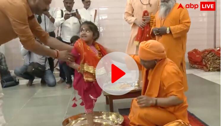 Ramnavmi 2024 CM Yogi Adityanath performed Kanya Puja in Gorakhnath temple Watch: पैर पखारे..लाल चुनरी ओढ़ाई, रामनवमी पर सीएम योगी ने किया कन्या पूजन