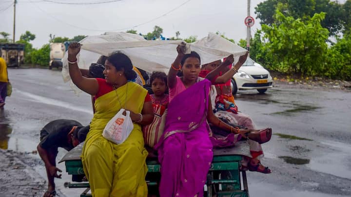 উত্তরবঙ্গে ১৯ এপ্রিল ভোটের দিন কেমন আবহাওয়া থাকবে? আলিপুরদুয়ার, কালিম্পং, কোচবিহার জেলার বিক্ষিপ্তভাবে বজ্র বিদ্যুৎ সহ বৃষ্টির পূর্বাভাস। সঙ্গে ৩০ থেকে ৪০ কিলোমিটার বেগে দমকা ঝোড়ো হাওয়া বইতে পারে।