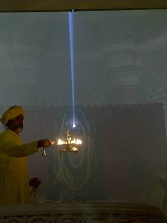 सूरज की किरणों से हुआ रामलला का सूर्य तिलक, देखें झलक