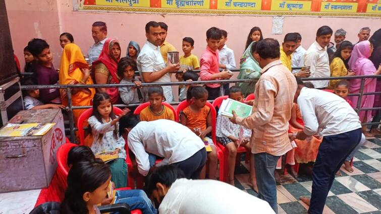Aligarh Ram Navami inregarding Patharavi temple Education campaign conducted  Prasad distributed instead copies and books ann Ram Navami 2024: रामनवमी पर पथरावी मंदिर में चलाया गया शिक्षा अभियान, प्रसाद की जगह कॉपी और किताबें बांटी