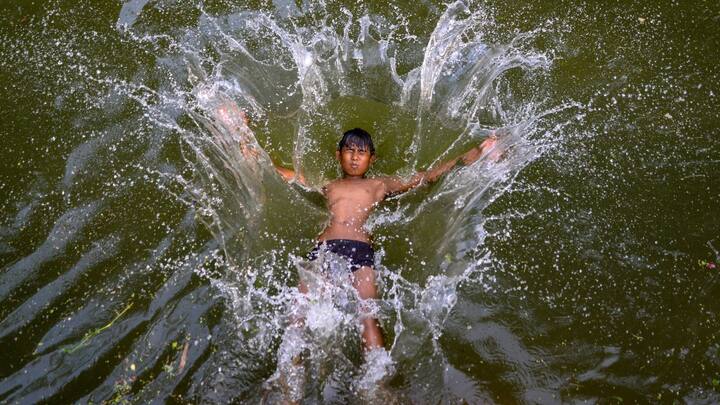কলকাতায় তাপপ্রবাহের সতর্কতা না থাকলেও অনুরূপ পরিস্থিতি থাকবে। গতকাল কলকাতায় সর্বোচ্চ তাপমাত্রা ছিল ৩৯ ডিগ্রি এবং সর্বনিম্ন তাপমাত্রা ছিল ২৯ ডিগ্রি।