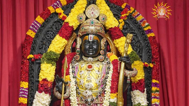 অপূর্ব সেই মুহূর্তের সাক্ষী হেলিকপ্টারে যেতে যেতেই হতে দেখা গেছে নরেন্দ্র মোদিকেও। বিষয়টি নিয়ে নিজের উচ্ছ্বাসের কথা পরে সোশ্যাল মিডিয়াতে পোস্টও করেন তিনি। (ছবি সৌজন্য -পিটিআই)