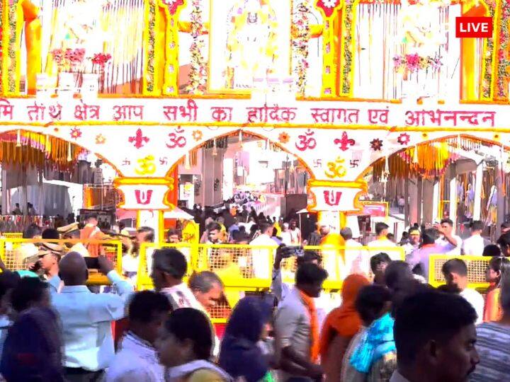 रामनवमी के इस मौके पर आज अयोध्या में उत्सव मनाया जा रहा है. लाखों की संख्या में लोग यहां अयोध्या पहुंचे हैं.