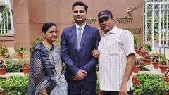 बिहार के इस गांव का पहला युवा बना IPS, शिक्षक माता-पिता के बेटे अनिकेत ने किया कमाल