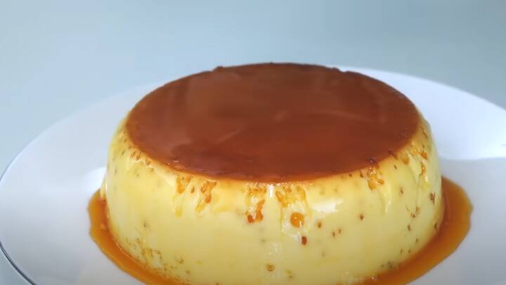 250ml பாலை இதனுடன் சேர்த்து மீண்டும் ஒருமுறை அடித்துக் கொள்ளவும். இப்போது நல்ல வட்டமான ஷேப்பில் உள்ள ஒரு சில்வர் கிண்ணத்தில் அரை ஸ்பூன் நெய்யை உள்பக்கம் முழுவதும் தடவி விட வேண்டும். பின் தயார் செய்து வைத்துள்ள கலவையை கிண்ணத்தில் ஊற்ற வேண்டும்.