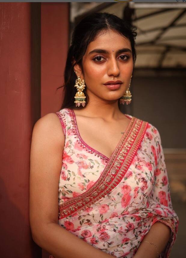 बता दें कि साल 2019 में प्रिया प्रकाश वारियर की फिल्म ओरू अदार लव का ट्रेलर आउट हुआ था, जिसके बाद से वो सुर्खियों में छा गई थीं. ट्रेलर के एक सीन में उन्होंने आंख मारकर सबको अपना दीवाना बना लिया था.