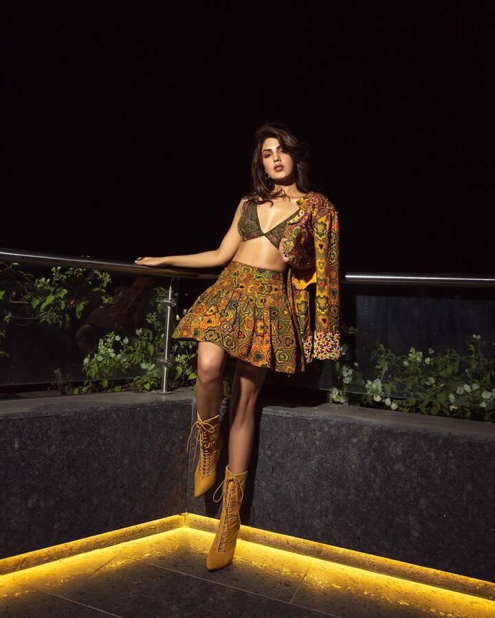 બોલિવૂડ એક્ટ્રેસ રિયા ચક્રવર્તી તેની પ્રોફેશનલ લાઈફ કરતાં તેની લવ લાઈફ માટે વધુ હેડલાઈન્સમાં રહે છે.