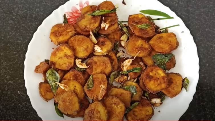Plantain Masala Fry: வீட்டில் பூஜையா? தயிர், சாம்பார் சாதத்துக்கு ஏற்ற சுவையான மசாலா வாழை வறுவல்.. plantain masala roast procedure poojai vaazhaikai roast Plantain Masala Fry: வீட்டில் பூஜையா? தயிர், சாம்பார் சாதத்துக்கு ஏற்ற சுவையான மசாலா வாழை வறுவல்..